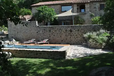 Image de en pleine nature, appartement dans un mas en pierre des années 1800 avec piscine