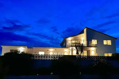 Image de Baie de TrearddurGrand maison pour 14 personnes avec Wifi gratuit, salle de jeux, près de la plage