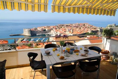 Image de Une vue imprenable sur la vieille ville et la mer Adriatique! Bain à remous extérieur