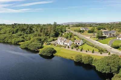 Image de Luxury Lakeside Cottage parfaitement placé pour explorer Donegal avec Wifi gratuit