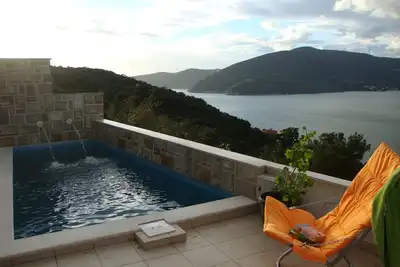 Image de Villa moderne avec piscine privée et étonnants vue mer et montagne