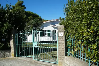 Image de Villa rénovée avec goût. Porche, grand jardin. Pour 6/7 personnes. A deux pas de la plage