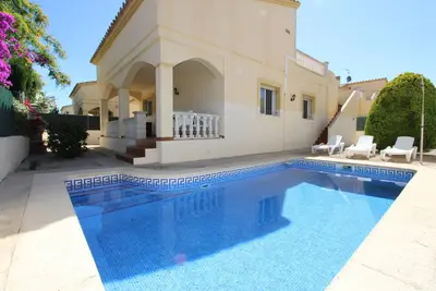 Image de Casa Sirena, Idéal pour vos vacances, proche de la mer, wifi gratuit, air climatisé en option, piscine privée, animeaux de compagnie autorisés, plage pour chiens
