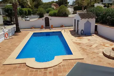 Image de Villa à Moraira avec piscine privée de 10 x 5 m sur terrain plat avec grande terrasse.