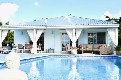 Image de Villa élégante avec piscine privée, à distance de marche de Jolly Beach et Mari