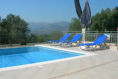 Image de Villa de luxe avec piscine à débordement et magnifique vue