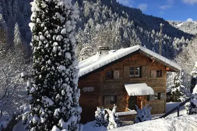 Image de Chalet idyllique avec bain à remous, près du village - Courts séjours en automne