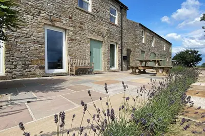 Image de Grande maison en pierre Dans le sud face au jardin d'âge mûr jouissant d'une vue imprenable