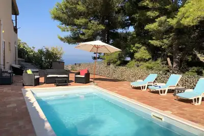 Image de Belle villa avec piscine privée et terrasses, étonnants vue mer et montagne