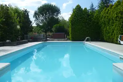Image de villa ancienne avec piscine et parc en toute intimité