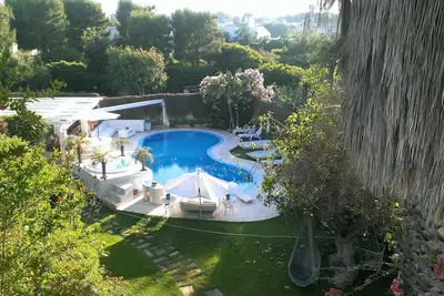 Image de Villa avec piscine et bain à remous sur la mer
