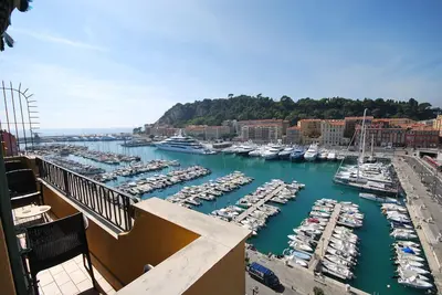 Image de Penthouse au 6ème étage avec 2 balcons et vue imprenable sur la mer \/ port