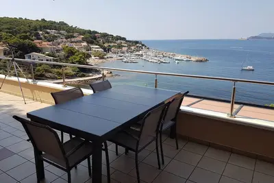 Image de Appartement dans villa directement au bord de mer - Vue magnifique