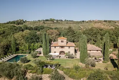 Image de Casale Tagliafune, une villa du XVe siècle, près de Florence avec Vivew dans les vignobles