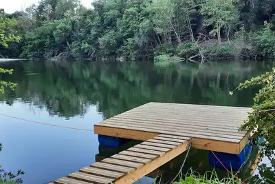 Image de Maison au bord d'une rivière, en pleine nature