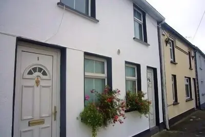 Image de Appartement rez de chaussée au coeur de la ville historique jet de pierre à toutes les commodités