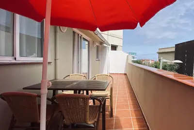 Image de Penthouse central, près de la mer, dans un quartier calme avec une connexion Wi-Fi gratuite