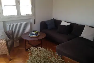 Image de appartement ensoleillé dans un quartier résidentiel, à 5 minutes à pied de la plage