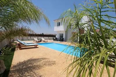 Image de Fantastique villa familiale avec vue imprenable sur la mer et piscine privée! !