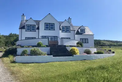 Image de Cottage de Prestige dans un emplacement écossais côtier avec vue sur la campagne vallonnée