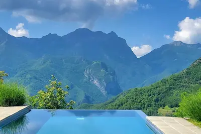 Image de Ferme restaurée avec piscine privée, vues imprenables et Wifi!