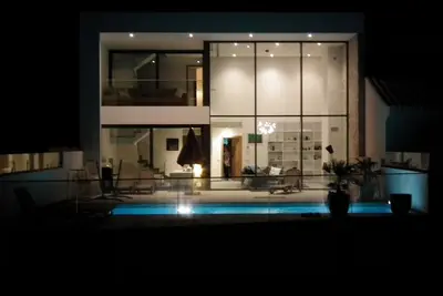 Image de Villa luxueuse de conception norvégienne Salema avec une vue fantastique sur l'océan et la nature
