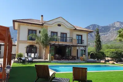 Image de Grande villa de luxe avec piscine privée à Lapta, Chypre du Nord.