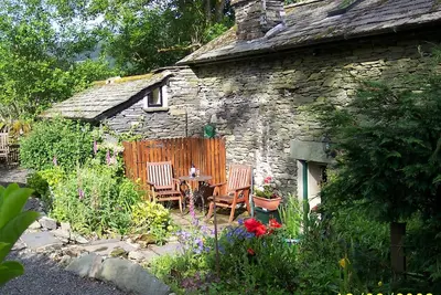 Image de Isolé Cottage traditionnel en pierre avec jardin. Courte promenade Du centre Ambleside