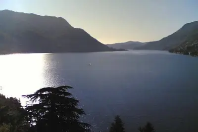 Image de Spacieux appartement ensoleillé avec terrasse et vue sur le lac