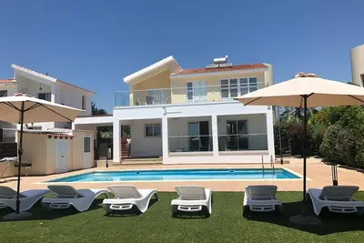 Villa Coral Bay de 4 chambres avec piscine privée et climatisation