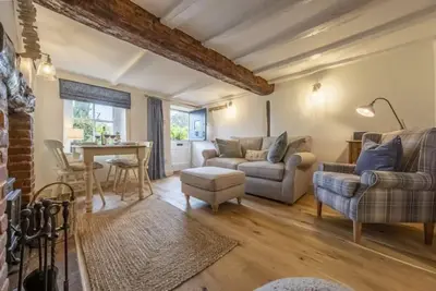 Image de Un chalet de caractère confortable avec de belles vues et de charmants jardins de chalets.