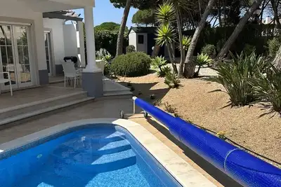 Image de Villa avec piscine chauffée privée et bain à remous