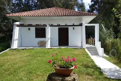 Image de Beach House à Aghios Andreas, accès direct à la mer, véranda lg, jardin, wifi.