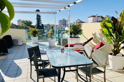 Bel étage avec deux chambres et grande terrasse privée sur le toit