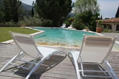 Image de Maison en campagne Aixoise avec jardin paysagé et piscine. Sud de la France