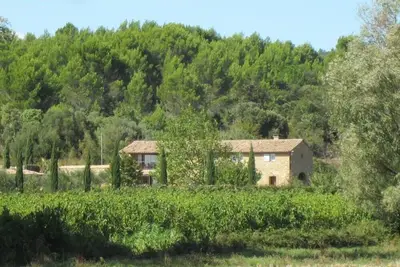 Image de mas provencal dans la nature et les vignobles avec un jardin arboré sur 5000m