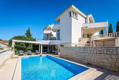 Image de Spacieuse villa avec piscine de 36 mètres carrés à seulement 70m de la plage