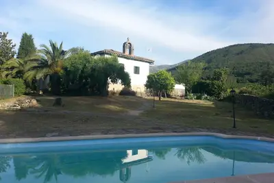 Image de Ancienne école avec piscine privée. Sierra De Gredos, Castilla Leon