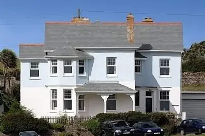 Image de Pendragon House donne sur la plage de Crooklets à Bude avec un parking pour 5 voitures.