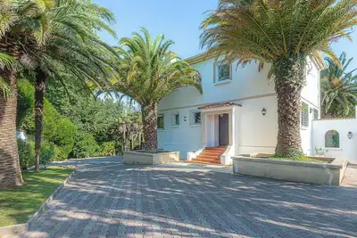 Image de Belle villa de caractère dans un jardin luxuriant et sa piscine chauffée