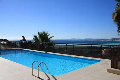 Appartement avec vue sur la mer et la piscine