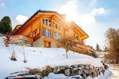 Image de Magnifique chalet pour 12 personnes au coeur des Alpes suisses avec bain à remous
