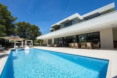 Image de Villa Familiale Proche De La Plage Et Avec Terrain De Minifootball