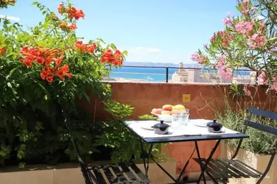 Image de Duplex -Terrasse  design de 150 m2, vue panoramique à 180°sur le Vieux- Port.