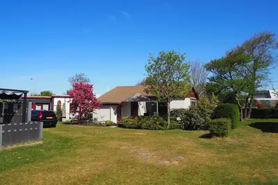 Bungalow confortable et ensoleillé à la plage, les dunes et les champs pleins de fleurs