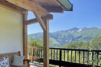 Image de Beau chalet avec des vues spectaculaires sur les montagnes. Maison de vacances