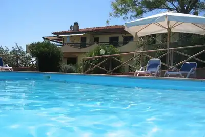 Image de Partie d'une splendide villa panoramique avec piscine et jardin, à 4 km de la mer