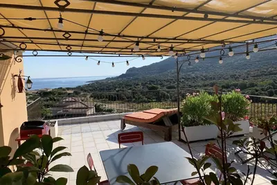 Image de Sant'Ambroggio, appartement avec très grande terrasse arborée en partie couverte