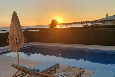 Image de Villa de première ligne avec grande piscine privée et vue imprenable sur la mer