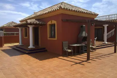 Image de Villa individuelle avec piscine privée chauffée et Wifi (les deux en option)